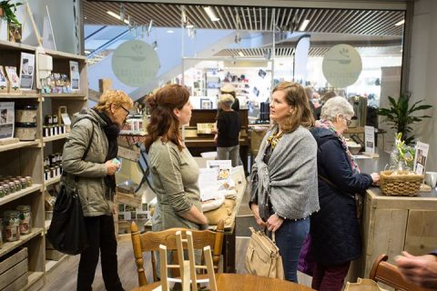De gasten druppelen binnen